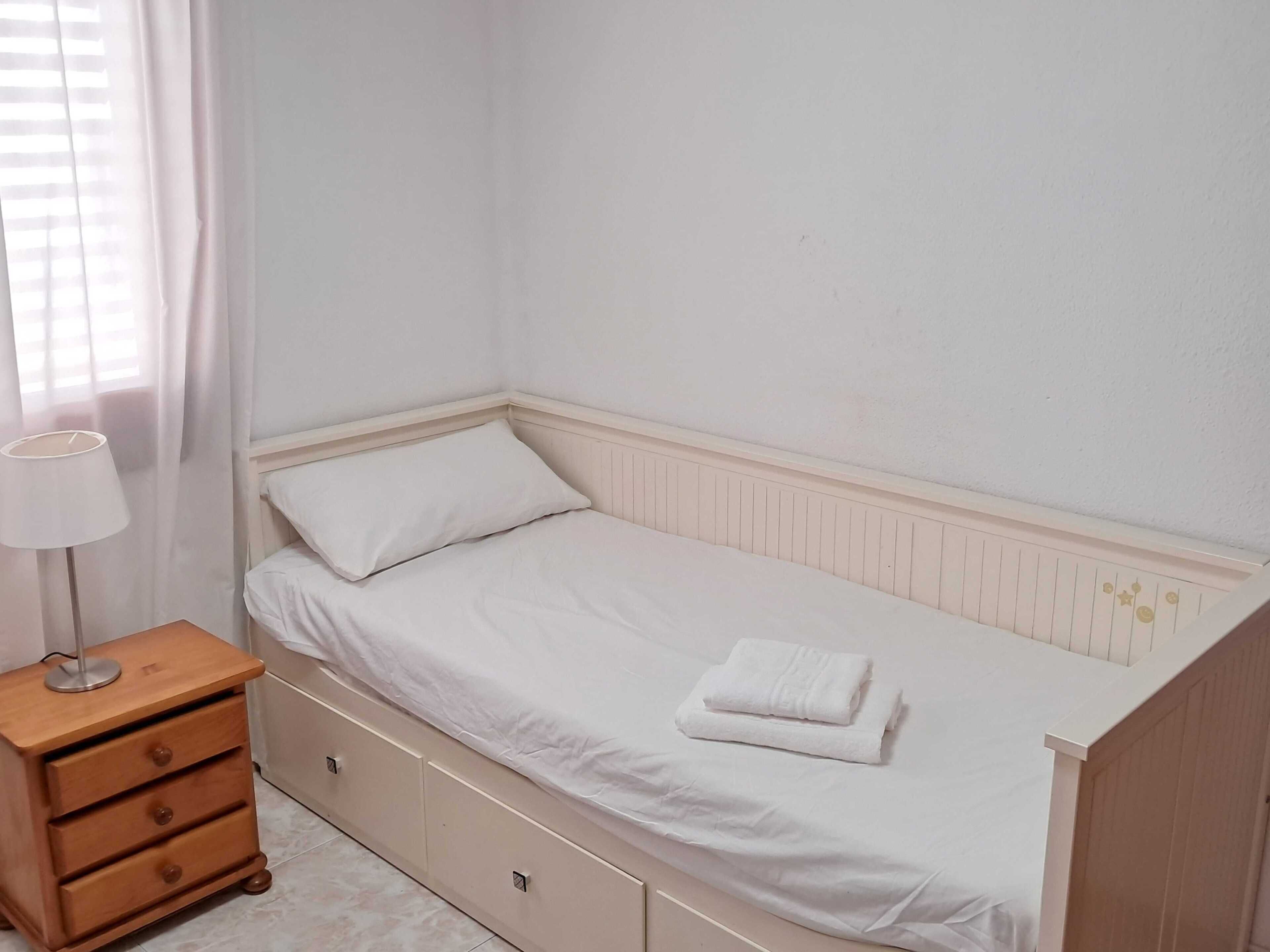 3 habitaciones, tabla de planchar con plancha, wifi y ropa de cama 