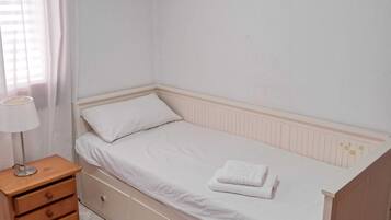 3 habitaciones, tabla de planchar con plancha, wifi y ropa de cama