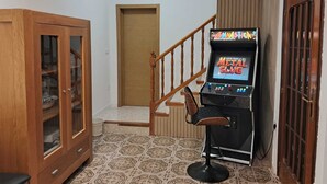 Una stanza con un armadio, una scala e una macchina per il gioco.