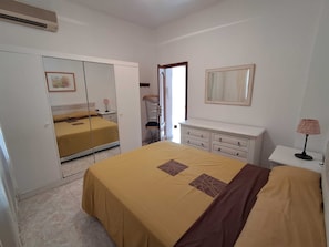 3 chambres, fer et planche à repasser, Wi-Fi, draps fournis
