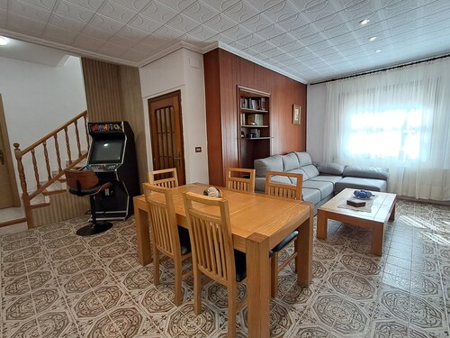House in Sagunto. Perfect for families or friends. Air Conditioning, Wi-Fi, Arcade Games.
