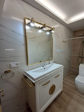 Douche, sèche-cheveux, serviettes fournies, savon