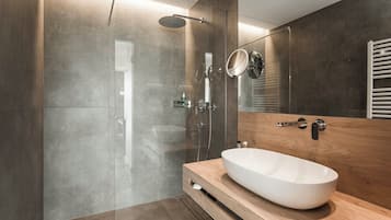 Habitación romántica con 1 cama doble o 2 individuales, vistas al valle (Garden Romantic) | Baño | Zapatillas y bidé