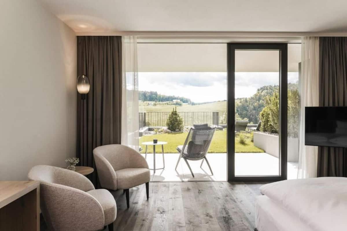 Habitación doble, vista a la alberca | Ropa de cama de alta calidad y minibar