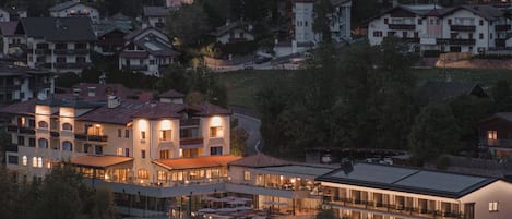 Eine Stadt mit einem markanten Kirchturm, einem modernen Hotel mit mehreren Etagen und umgebenden Wohnhäusern.