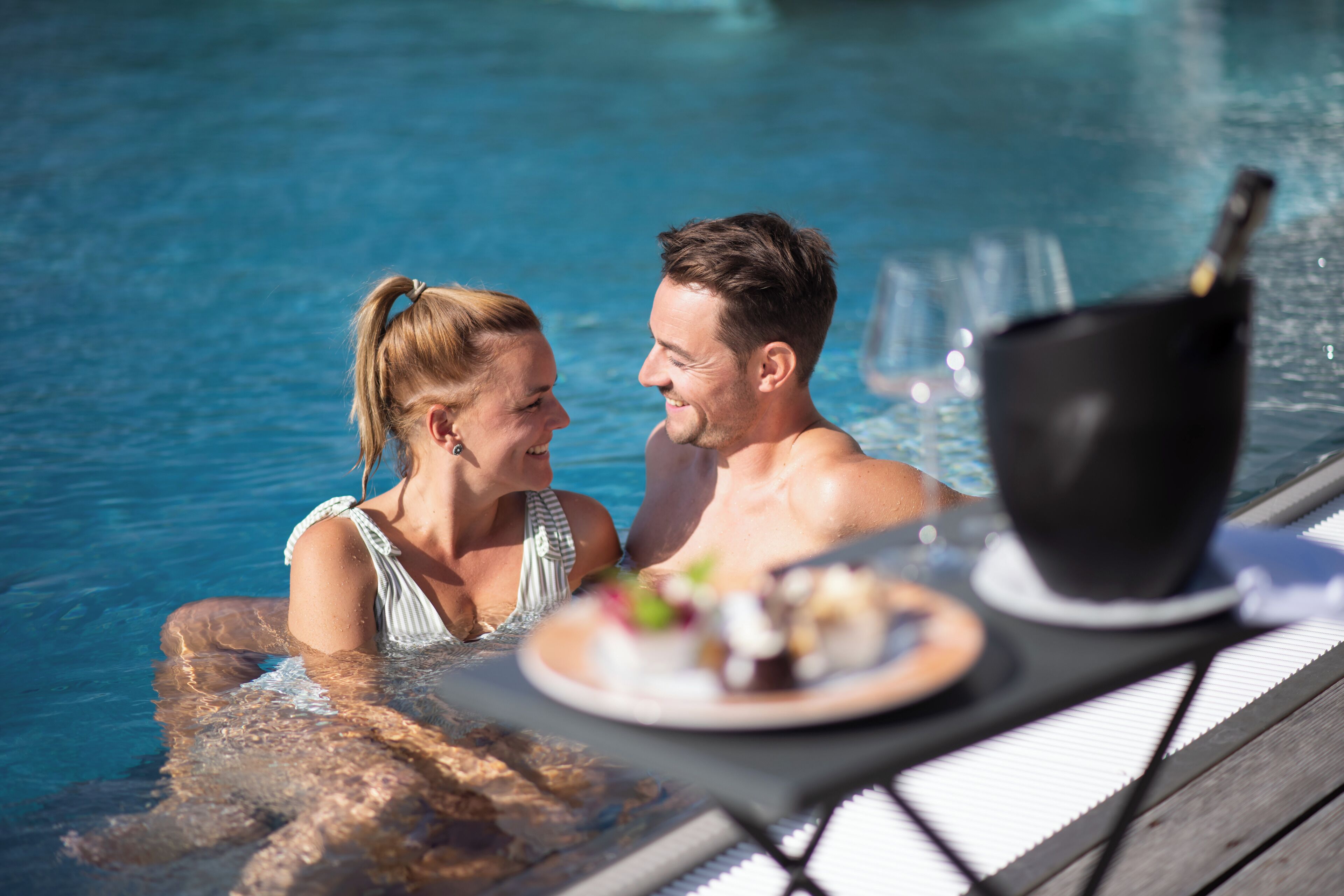 Una piscina cubierta, una piscina al aire libre