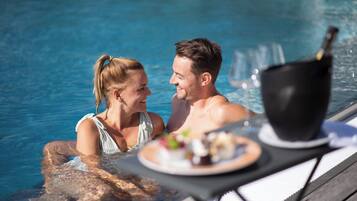 Una piscina cubierta, una piscina al aire libre