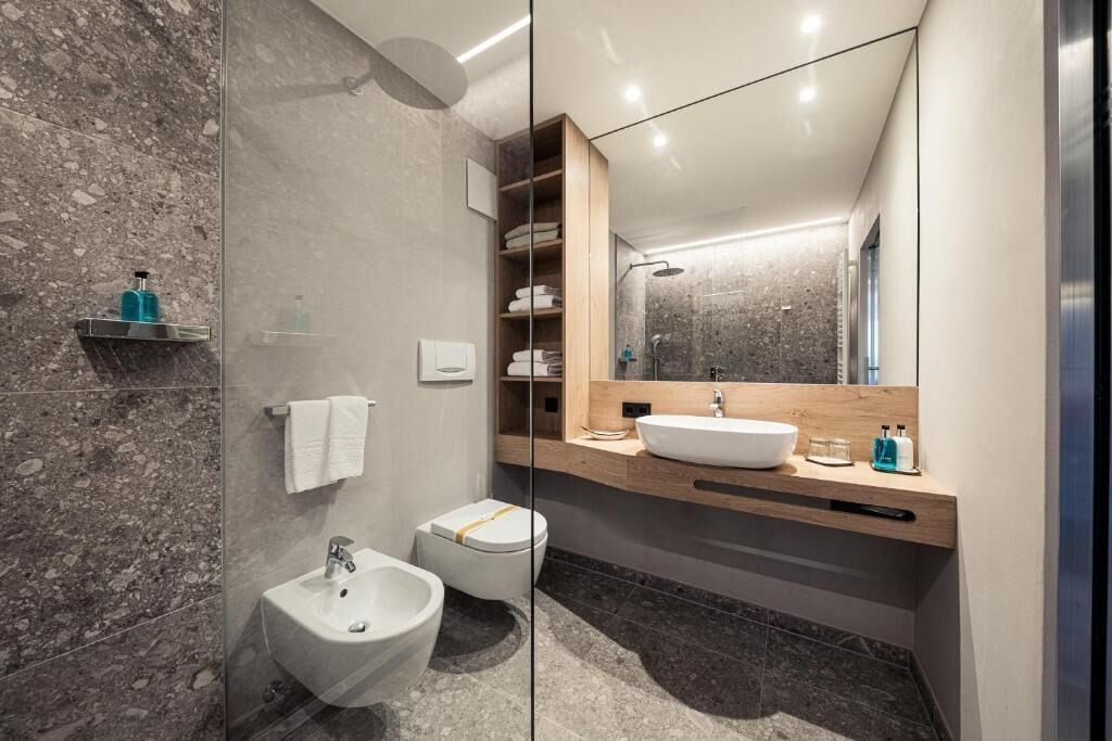 Slippers, bidet