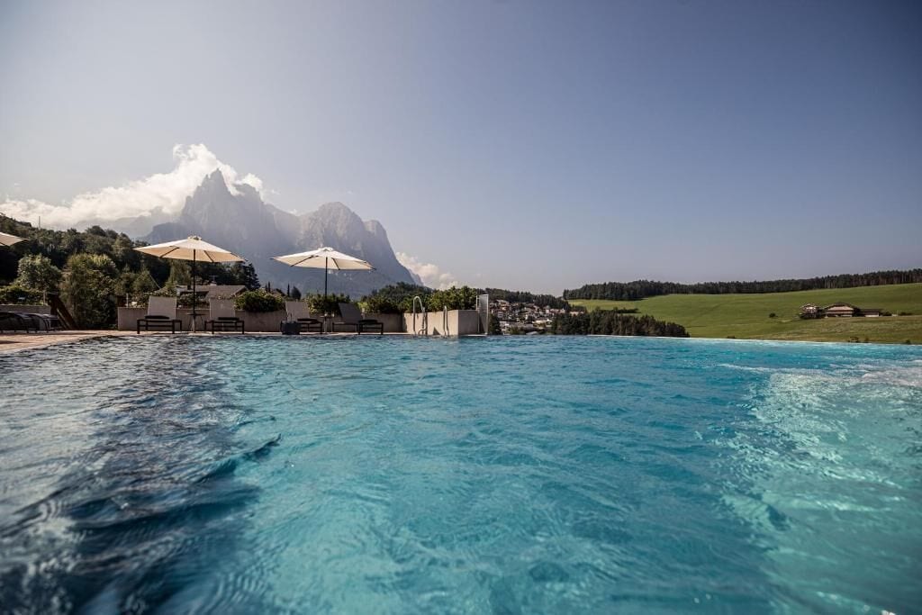 Una piscina cubierta, una piscina al aire libre