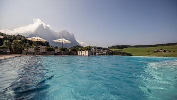 Una piscina cubierta, una piscina al aire libre