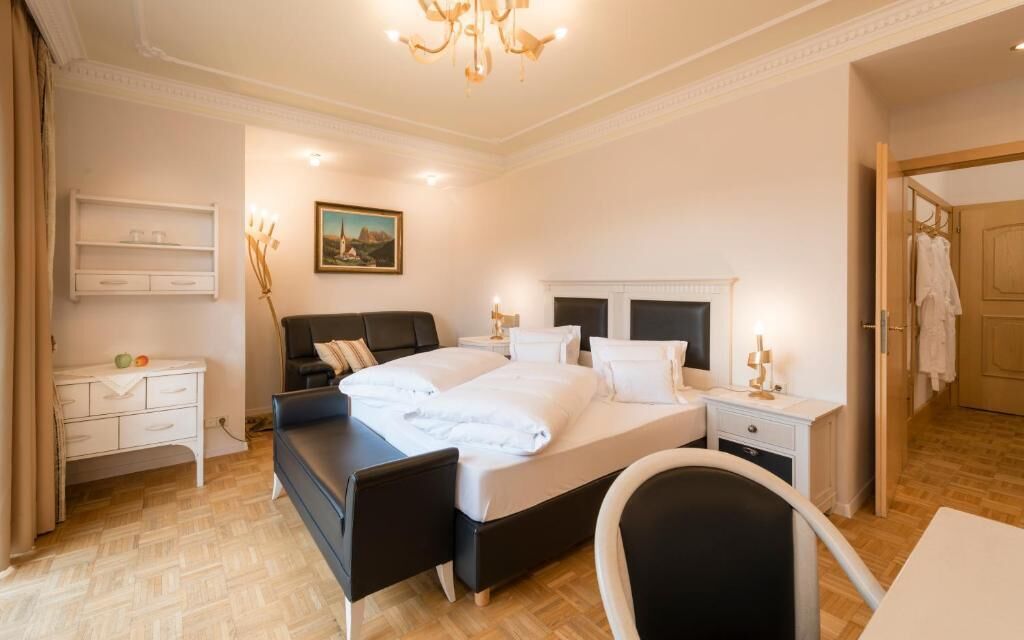 Comfort-Doppel- oder -Zweibettzimmer, Balkon, Talblick | Zimmersafe, Verdunkelungsvorhänge, kostenloses WLAN