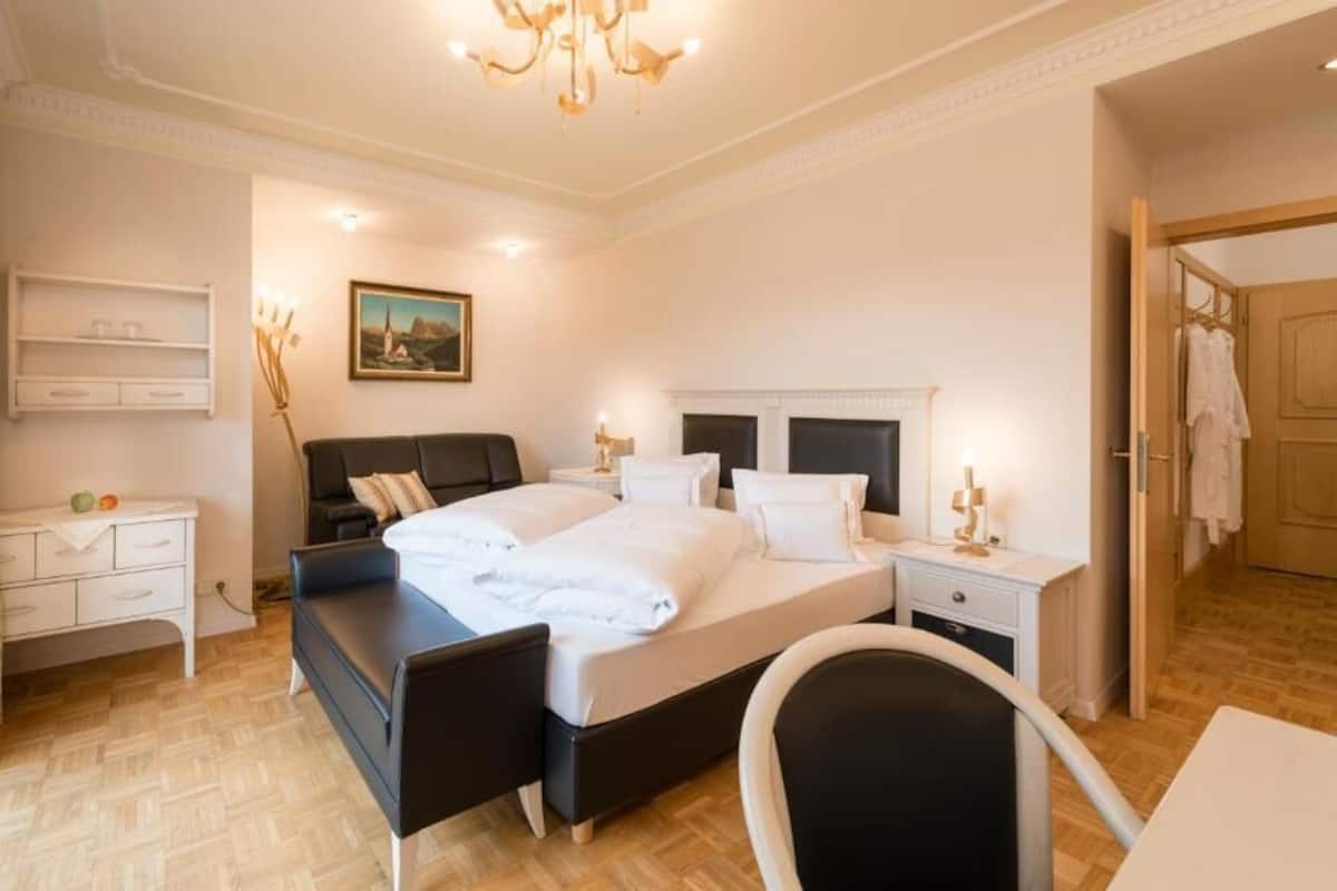 Habitación Confort con 1 cama matrimonial o 2 individuales, balcón, vista al valle | Ropa de cama de alta calidad y minibar