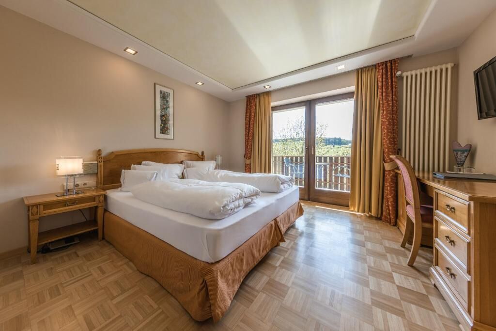 Doppelzimmer, Balkon (Sun Room) | Zimmersafe, Verdunkelungsvorhänge, kostenloses WLAN