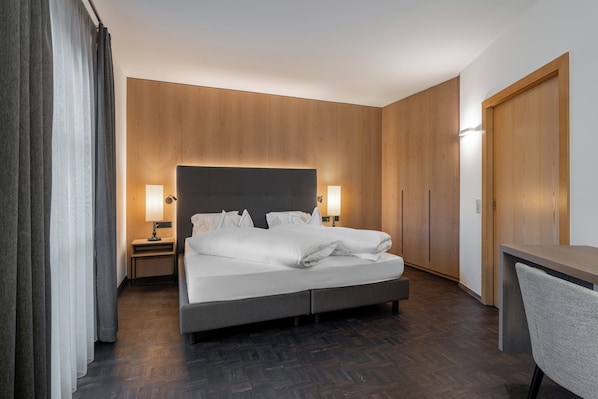 Habitación estándar con 1 cama matrimonial o 2 individuales, balcón | Ropa de cama de alta calidad y minibar
