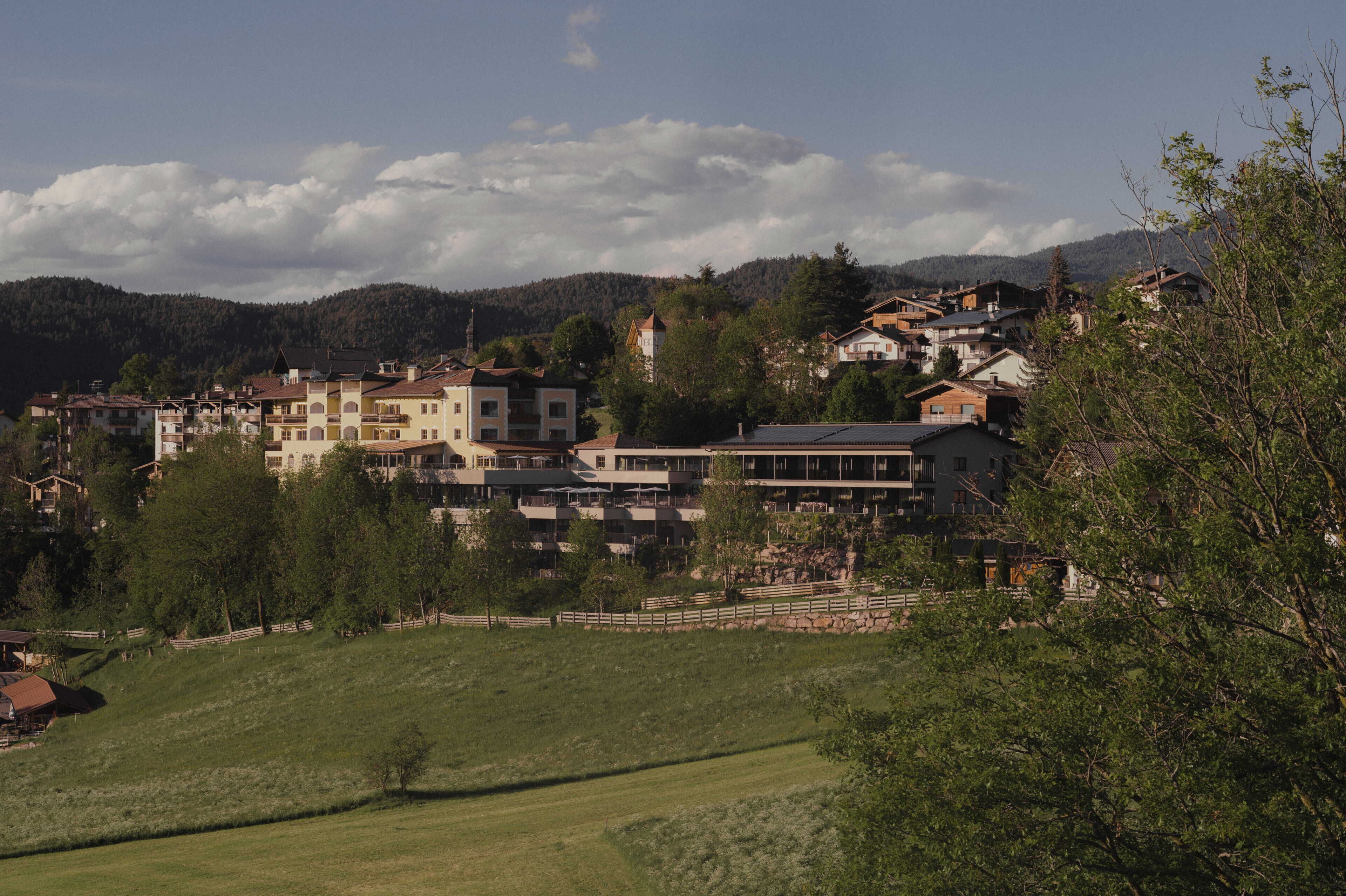 Un village perché sur une colline, doté d’une architecture traditionnelle, d’une église et offrant une vue sur la forêt environnante.