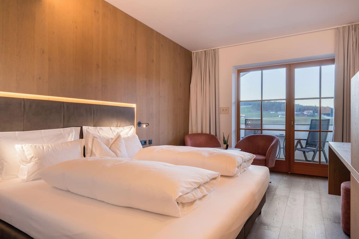 Habitación con 1 cama matrimonial o 2 individuales, balcón, vista al valle (Panorama) | Ropa de cama de alta calidad y minibar