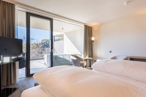 A hotel room with a bed, a TV, a desk, and a chair. - Hotel Alpenflora (Castelrotto)
