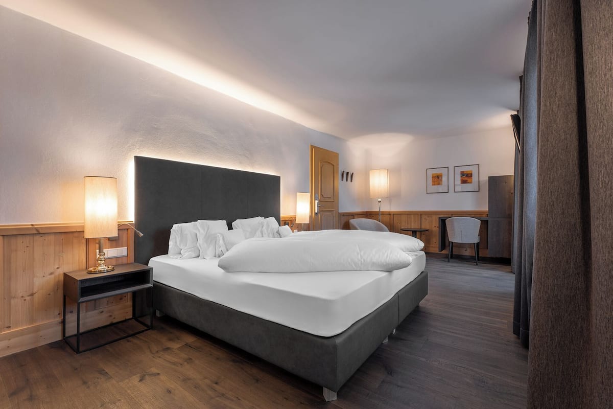 Habitación estándar con 1 cama matrimonial o 2 individuales, balcón | Ropa de cama de alta calidad y minibar