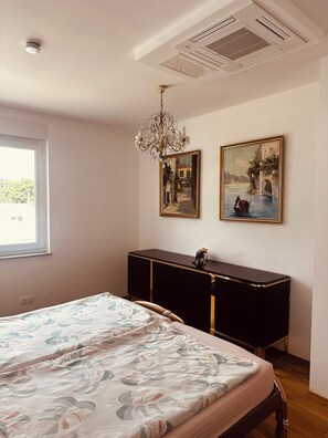 Een bureau, wifi, beddengoed
