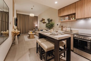 Una cocina moderna con una isla central, armarios de madera y un horno empotrado.