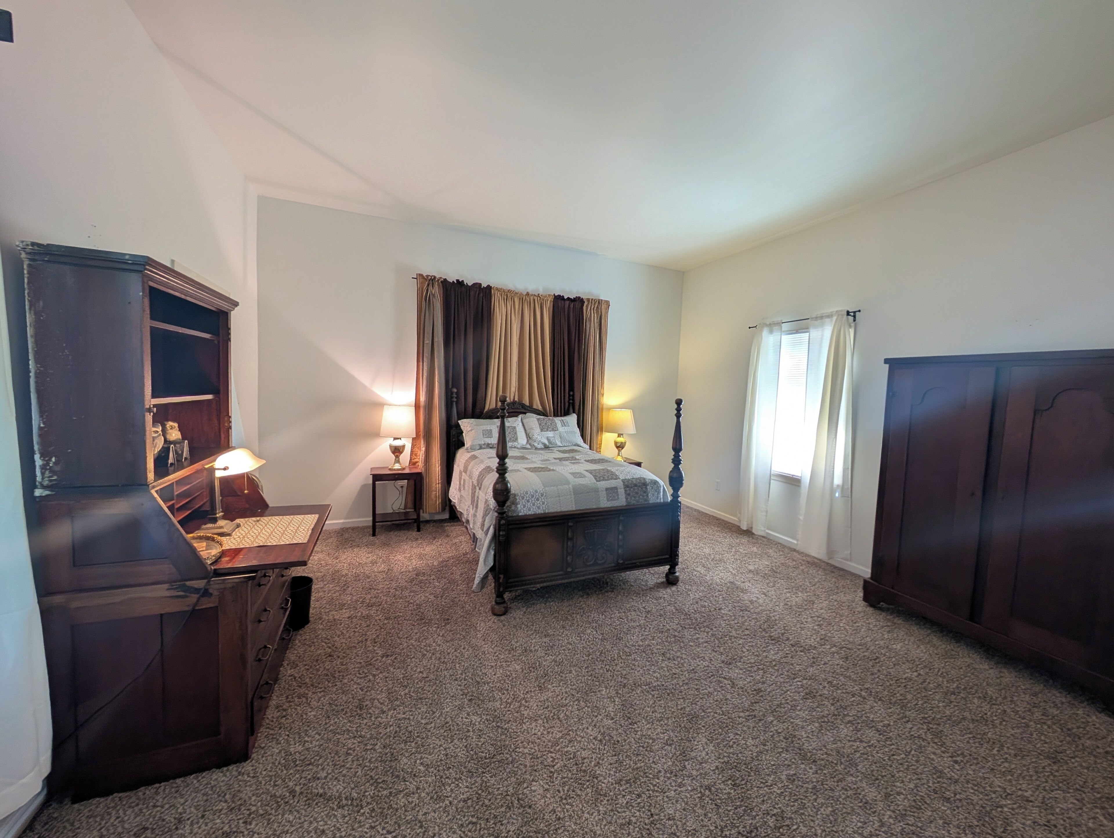 Iron/ironing board, bed sheets, wheelchair access