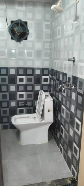 Basic Double Room | Bathroom - Brij rani mahal guest house (Vrindavan)