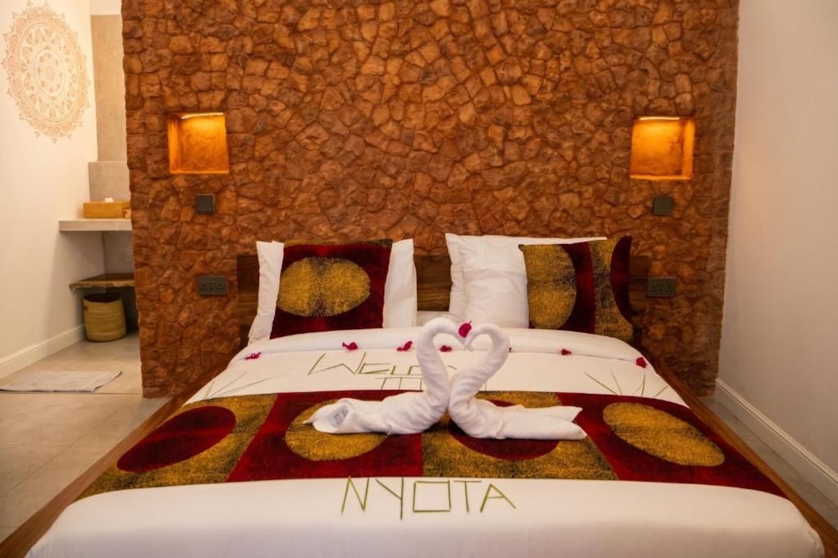 Standard Double Room, Pool View | Peti besi dalam bilik, meja, ruang kerja komputer riba 