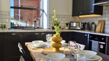 Coffee/tea maker, fridge, microwave, oven