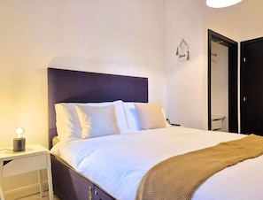 2 bedrooms, iron/ironing board, free WiFi - Chic Industrial Loft-Style Apartment,Central Leeds (Leeds)
