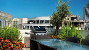 Outdoor dining - Luxury Penthouse w/ Pool, Parking & Mamad (Tel Aviv-Yafo)