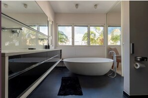 Shower, hair dryer, bidet, towels - Luxury Penthouse w/ Pool, Parking & Mamad (Tel Aviv-Yafo)
