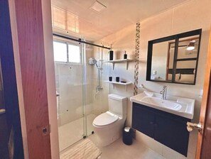 Shower, hair dryer, soap - Vrbo Property (Santo Domingo Este)