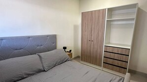 A bedroom with a bed, a wardrobe, and a nightstand. - Tempátika Villa 3, New (Tempate)