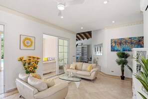 House, 5 Bedrooms, Private Pool, Garden View | Living room | Books - Villa Dama del Mar,, (Sosúa)