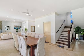 House, 5 Bedrooms, Private Pool, Garden View | Living room | Books - Villa Dama del Mar,, (Sosúa)