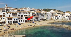 A coastal town with white buildings, a sandy beach, and boats. - Seafront studio with sea views · Calella (Calella de Palafrugell)
