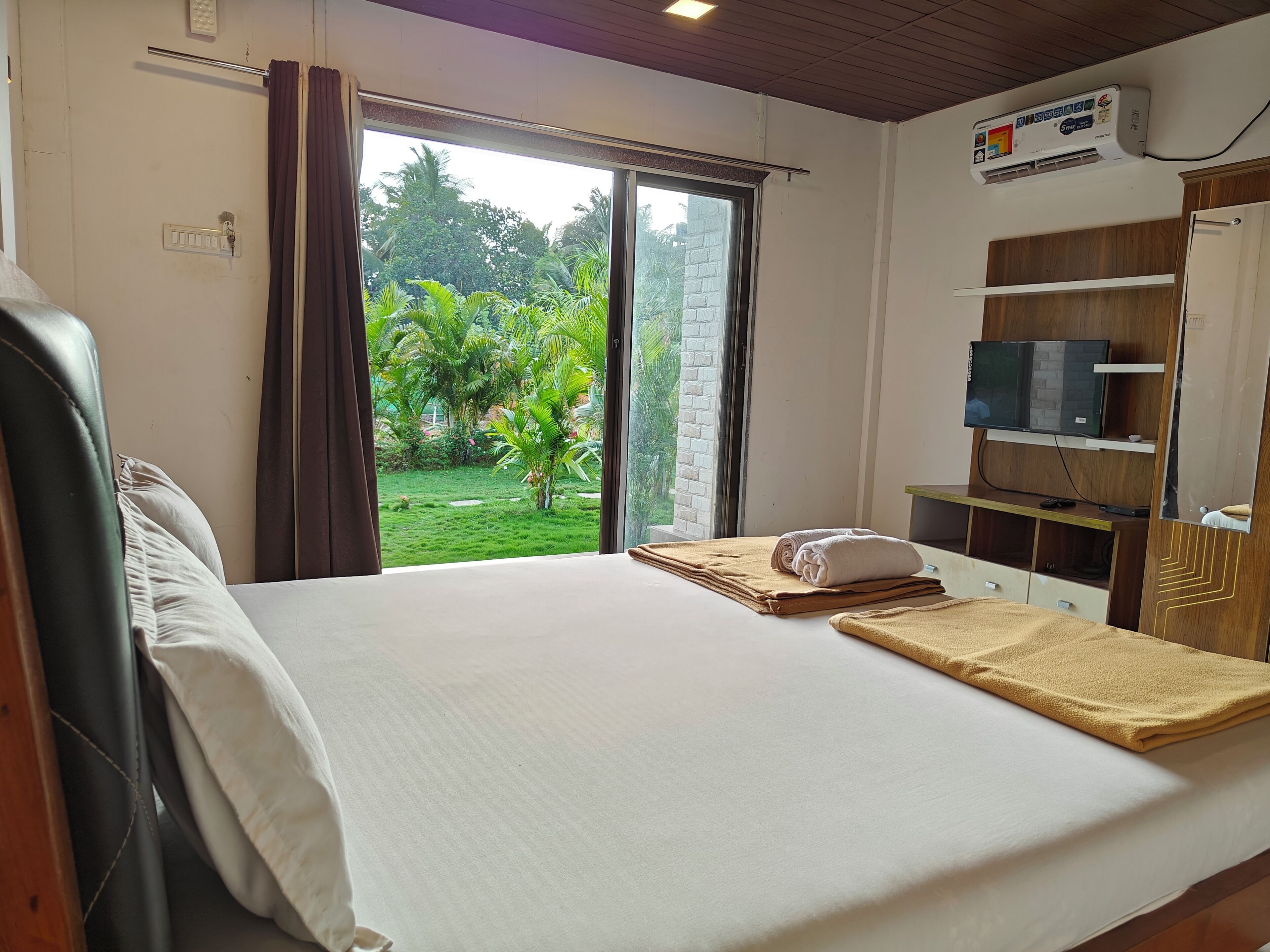 Luxury Double Room, Garden View | Desk, laptop workspace, free WiFi