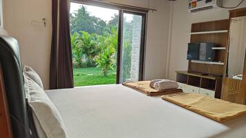Luxury Double Room, Garden View | Desk, laptop workspace, free WiFi