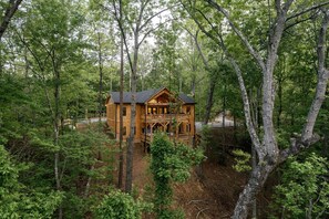 Exterior - Luxury Mountain Cabin with Hot Tub, Sauna & Game Room Near Ellijay in Georgia (Ellijay)