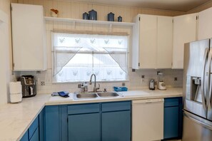 Private kitchen - Classic Beach House with Game Room & Firepit Near Seaside Beach in Seaside, Oregon (Seaside)