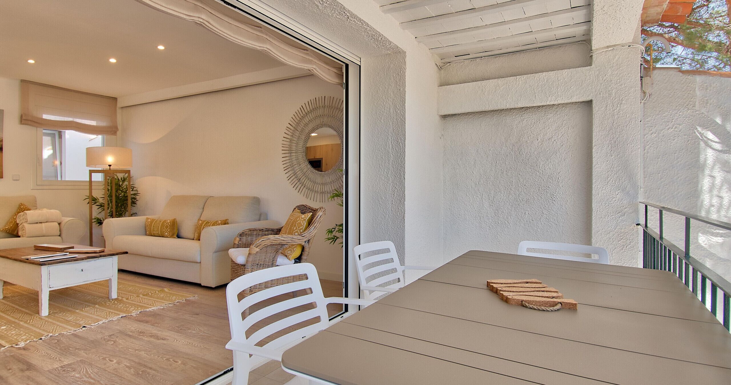 Een moderne woonkamer met een bank, een eettafel en een witte stoel.