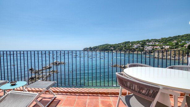 A terrace with a view of the sea, a table, and chairs. - Getaway for 2 · Seafront · Calella (Calella de Palafrugell)