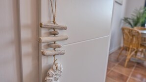 A wall-mounted wooden decoration with stones and a rope. - Getaway for 2 · Seafront · Calella (Calella de Palafrugell)
