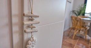 Eine an der Wand befestigte Holzdekoration mit Steinen und einer Kordel.
