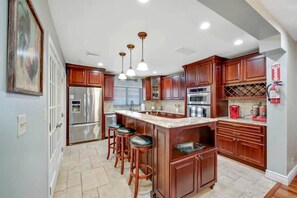 Private kitchen - Spacious Coastal Vacation Home with Private Pool Near the Beach in Lauderdale-by-the-Sea, Florida (Lauderdale-by-the-Sea)