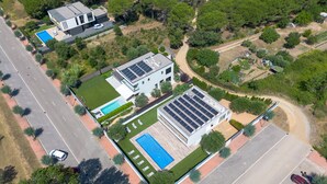 A modern residential property with a swimming pool, solar panels, and a well-maintained garden. - Modern chalet with private pool (Calella de Palafrugell)
