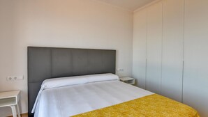 A bedroom with a bed, a bedside table, and a wardrobe. - Spacious apartment for 6 with terrace and WiFi · Llafranc (Llafranc)