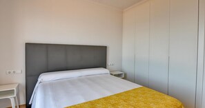 A bedroom with a bed, a bedside table, and a wardrobe. - Spacious apartment for 6 with terrace and WiFi · Llafranc (Llafranc)
