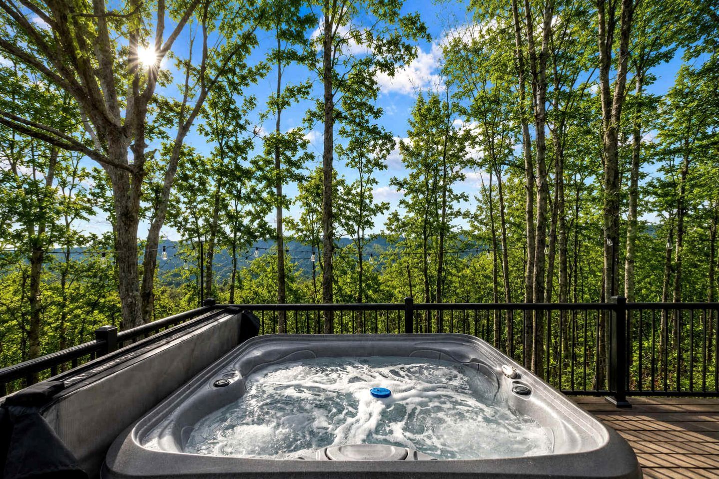 Un bain à remous sur une terrasse avec vue sur la forêt.