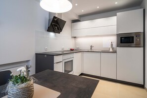Refrigerador, microondas, placa de cocina, lavavajillas